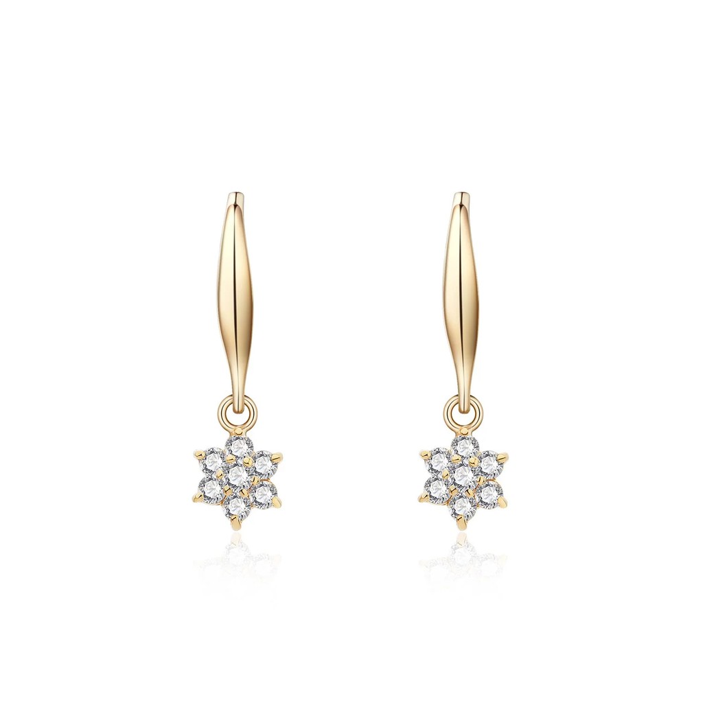 Garden系列花兒在悄悄地綻放，小草在發芽，蝴蝶翩然飛舞。花園裡的生意盎然為 Garden系列靈感來源。當金屬刻劃出有機的自然線條帶出極具魅力輕奢體驗。14K Gold 鑲有圓形明亮式切割天然鑽石鑽