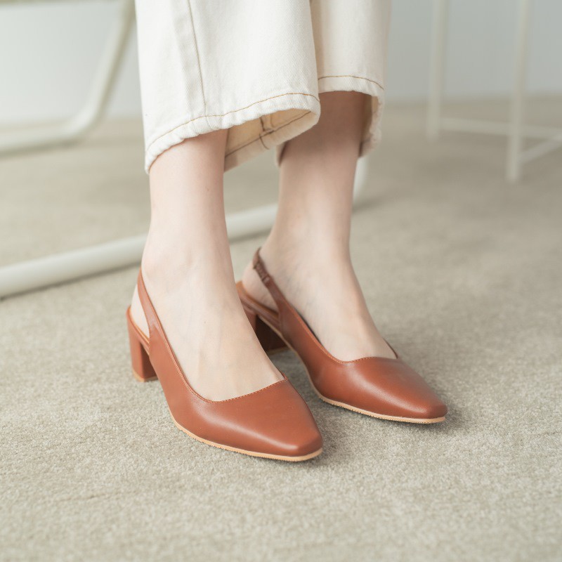 #跟鞋 #方頭鞋 #大尺碼 #小尺碼 #Lifestyleshop自訂款 #lifestyle簡約生活 // 版型偏小，腳寬者建議拿大一號 //闆娘自留33號！實穿報告：腳長20.5cm穿33號-偏緊