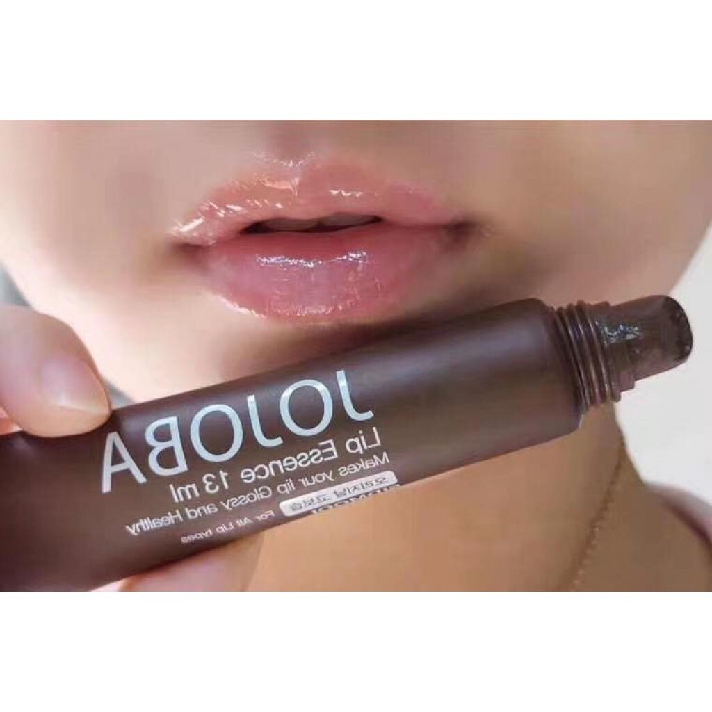 除了可以當妝前護唇膏使用，亦可在睡前厚擦一層，隔天起床就可以代謝掉一堆唇部死皮