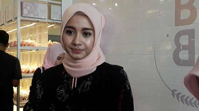 Laudya Cynthia Bella saat mengunjungi bisnis barunya, Bebely Bakery,  di Jalan Margonda Raya no. 492 G, Depok, Jawa Barat, Senin (30/10/2017). (Suara.com/Puput)