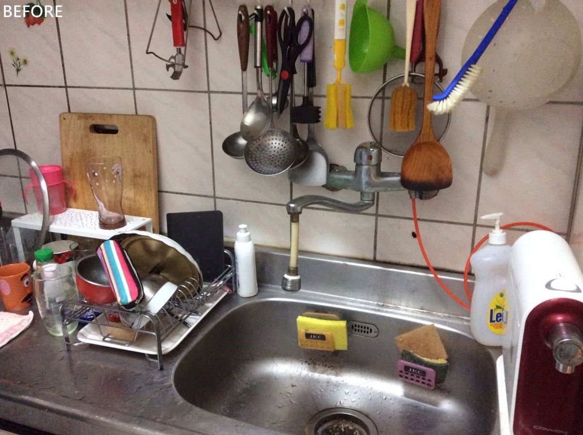 這間15年中古屋，當初購屋沿用建商配置的餐廚設備，小