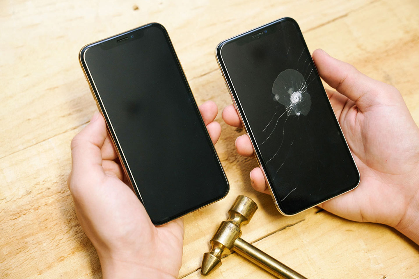 同樣的撞擊力道，使用一般玻璃保貼與 3D 壯撞貼的 iPhone，結局大不同！