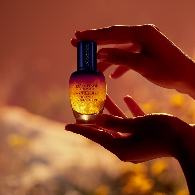 L’OCCITANE歐舒丹光萃肌活露主視覺。