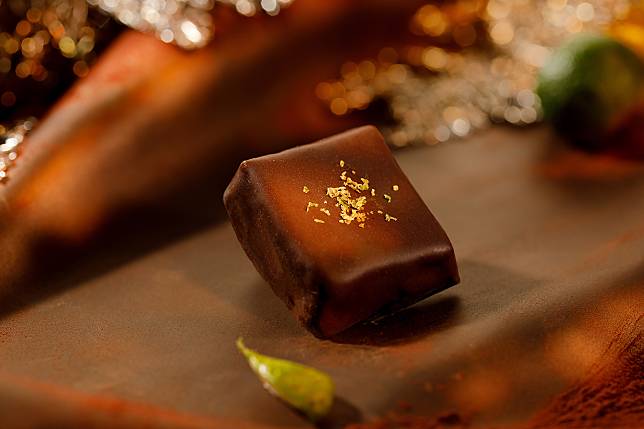 此外，獲得銀牌獎以全球僅存3％稀有可可豆、小於0.1 cm極薄外殼的「松露巧克力」，薄如羽翼的外殼放入口中瞬間化掉，隨之像破繭而出的柔滑內餡包覆在舌蕾間，前味，中味，後味，層層綻放，幸福無比。而將台灣四季鮮果用法式工藝，幻化為法式水果軟糖向來是Q sweet 的堅持，其中夾入獨家法式軟糖的「金桔之島」法式夾心巧克力，以及「台灣桑椹」兩款台灣味十足的白巧克力大賞，雙雙勇奪銅牌獎。