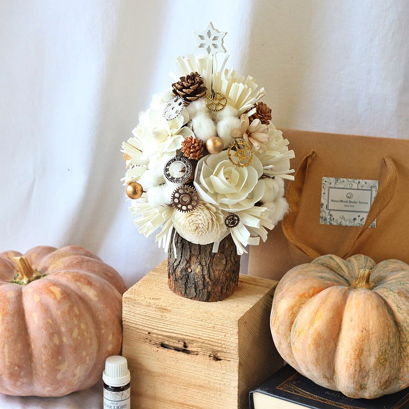 今年我想來點不一樣的,索拉冬至樹Yule Tree充滿娛樂性質,大小朋友都適合同樂,沒有難度6歲以上孩童也能參與的體驗課程,體驗蓪脫木(索拉紙)迷人的魅力,還有添加香氛的樂趣。