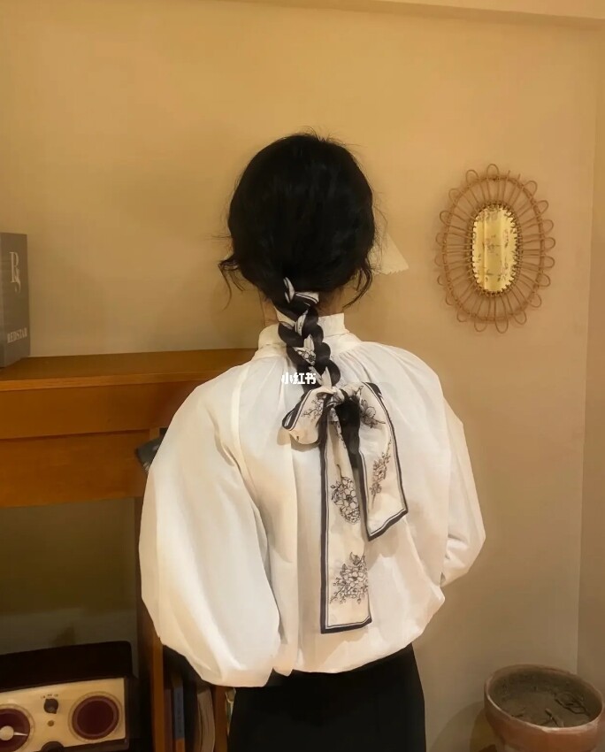手殘也學得會！夏日超簡單「法式絲巾編髮」教學，氣質優雅仙氣逼人
