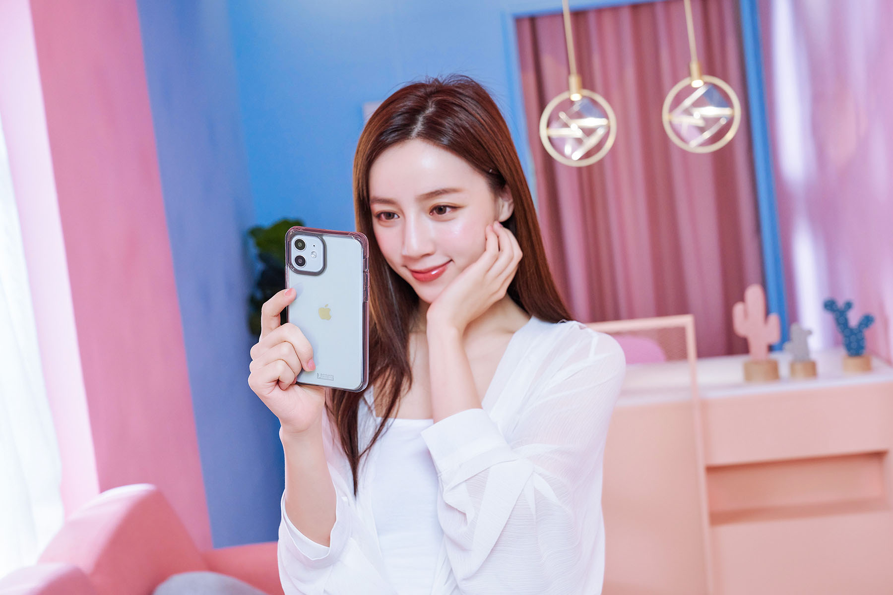 UAG 全透系列能在提供軍規級防護力的同時，實現最大化保留原機風貌的效果。