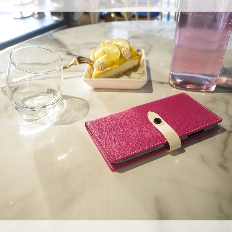 SLG Design iPhone D8 FGL 舌扣設計款 側掀式真皮皮套,來自精品包款中得到的靈感, 使用了不同於以往的高質感真皮。利用經典的車線設計搭配原皮紋路,搭配小牛皮設計的舌扣作為點綴, 