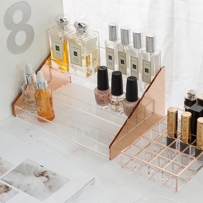 香氛香水、口紅唇膏控的桌面救星——用質感的寧和玫瑰金，把最愛的氣味與色號通通陳列出來吧！