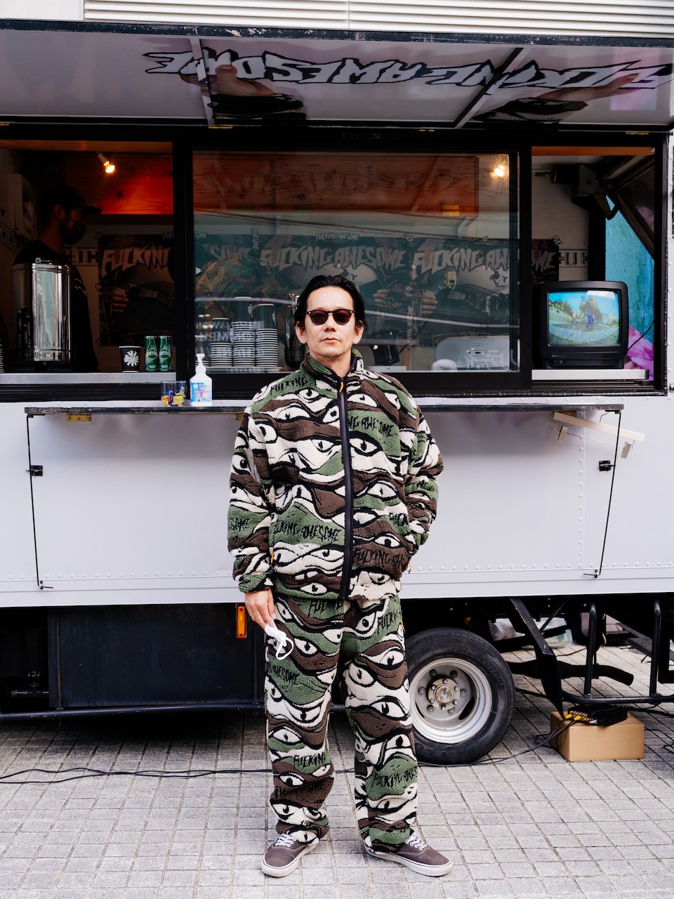 アディダス」とジェイソン・ディルの「ファッキング オウサム」の