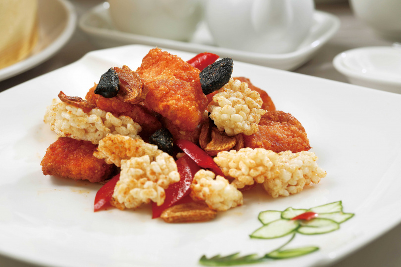 「黑白雙蒜紅糟酥魚」外酥內軟的紅糟鱈魚，搭配黑蒜、大蒜很對味。（380元）（圖／于魯光攝）