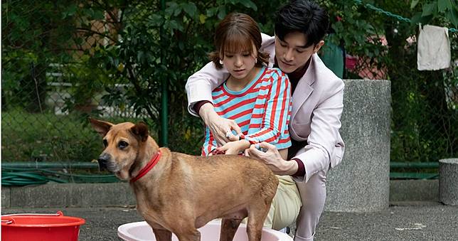 張立昂「背後環抱」搞到濕身　小樂目睹...臉超僵