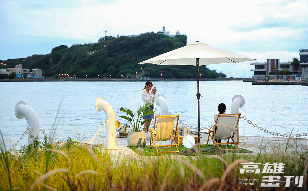 以「流動浮島」概念所構築起的的港邊花園，營造出濱海小城悠閒的度假風情。(攝影/Carter)