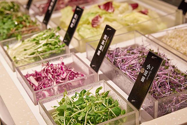 ▲「果然匯 多國蔬食Buffet」匯集豐富蔬果及自然食材，選項極多。（圖/果然匯）