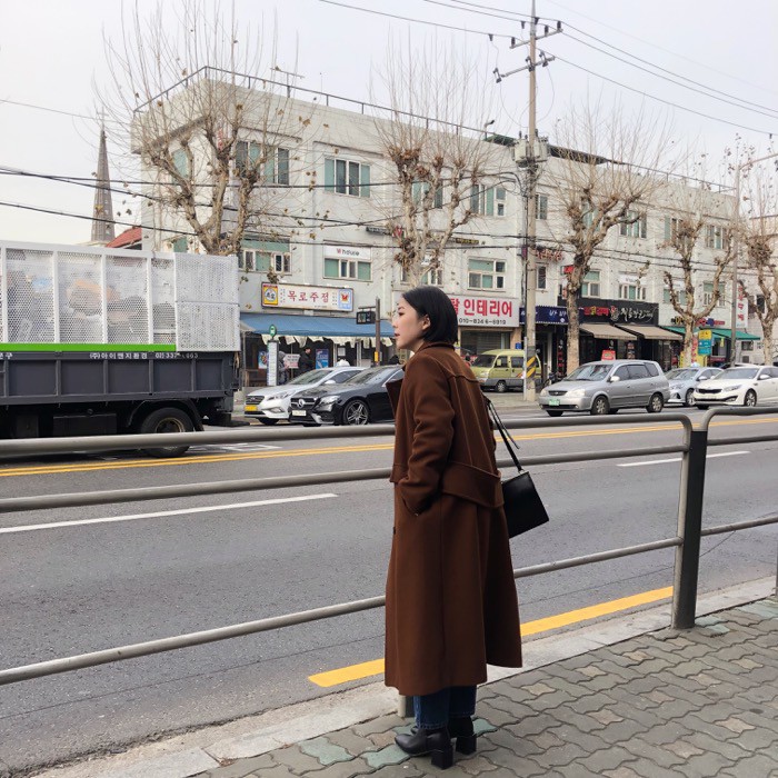 超級喜歡他的版型 穿起來超級修身 而且後面寬帶設計超級美的！！！ 羊毛含量50%!!! 兩個顏色-黑色.咖啡色 #jincha#韓貨#韓國女裝#正韓#羊毛大衣#韓國大衣#大衣 ------------