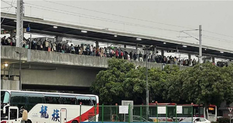 旅客只能站在月台上枯等。（圖／翻攝自記者爆料網）