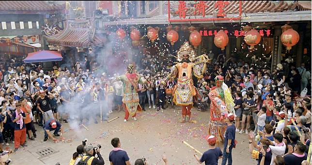 每年農曆6月24日關聖帝君的誕辰遶境，被譽為大溪的第二個過年，遶境隊伍就是以普濟堂為終點。(圖/LINE TV)