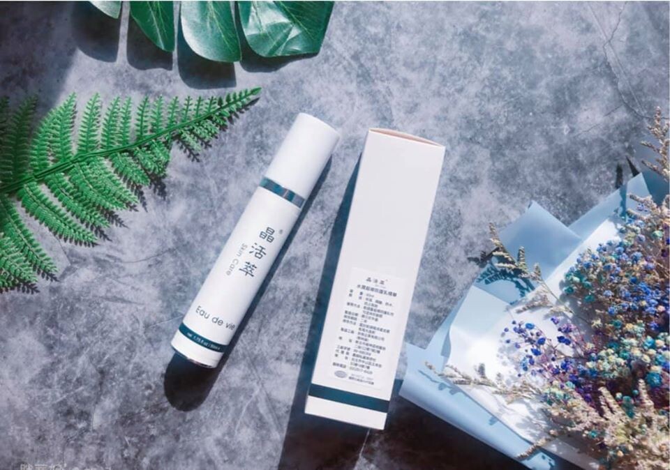 以親膚性高的玻尿酸承載非奈米二氧化鈦與氧化鋅打造更親膚的物理性防曬少些敏感不適與沉悶感輕薄服貼的自然感受能舒適自在地給予肌膚防護自然潤色配方可打造裸妝感 主成份 玻尿酸洋甘菊萃取精華可溶性膠原蛋白物理