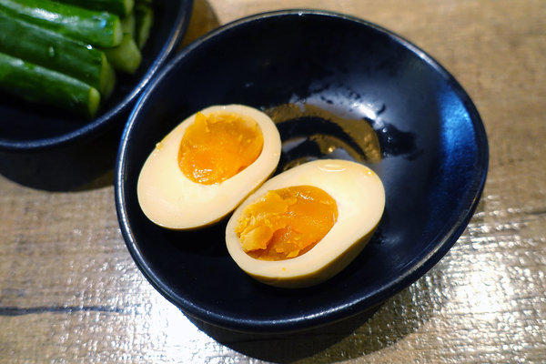 牛莊園牛肉麵，大安區四維路美食，科技大樓站牛肉麵，香煎雪花牛肉麵、蔬果湯頭牛肉麵，成功國宅旁得獎牛肉麵(含牛莊園菜單)