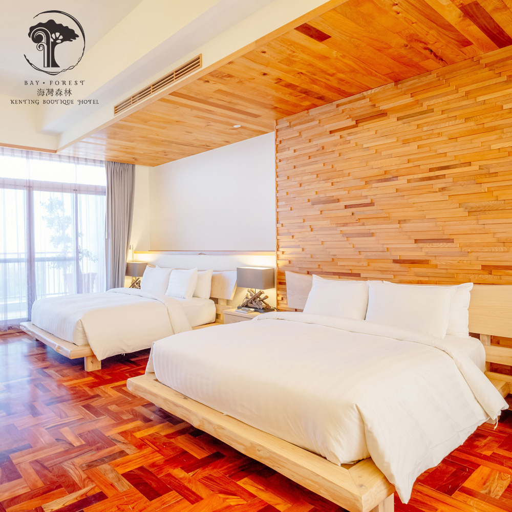 位於墾丁白沙灣的海灣森林，可以看見令人驚豔的海岸線，及豐富多彩的夕陽，後方是一片森林，以簡約白色歐風建築，再融合稀有原木如檜木或梢楠純手工打造的家具，其散發的芬多精，讓視覺及嗅覺都能直接與大自然銜接，