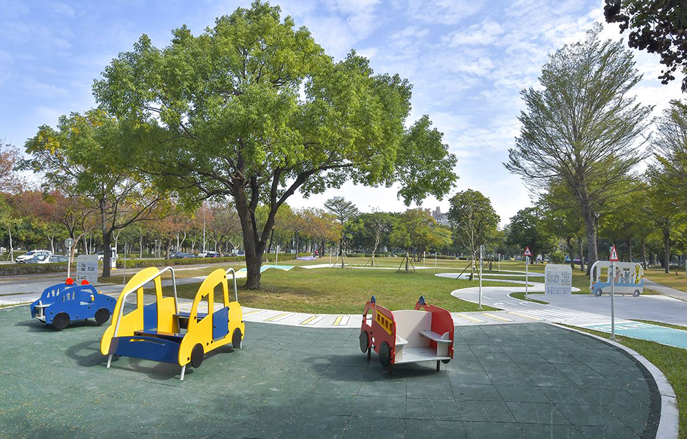 鳳山區新強公園內滑步車練習場，讓孩子從小認識交通安全教育。(圖片提供/高市府工務局養工處）