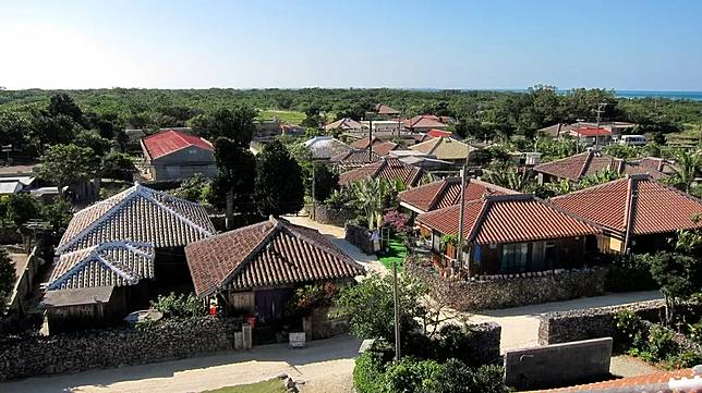 沖繩竹富島 石垣島旁的珊瑚礁小島 體驗最道地沖繩風情 牛車拉車 紅瓦聚落 還能入住星野集團 虹夕諾雅竹富島 Walker Line Today