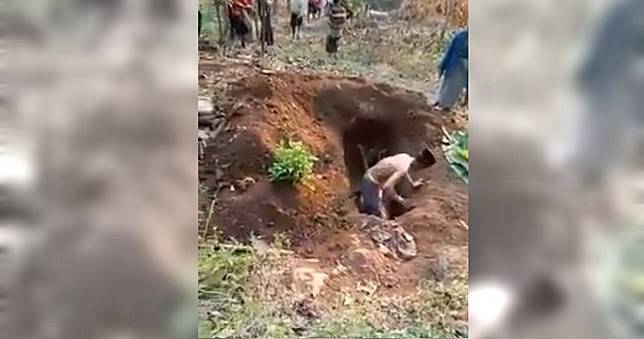 太思念亡母！男帶鋤頭掘墳　扛母屍回家看電視