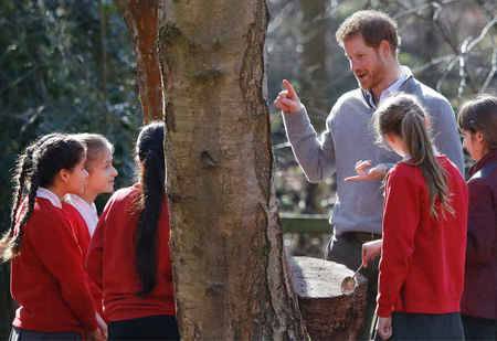 8 Foto Ini Jadi Bukti Kalau Pangeran Harry Itu Keren & Nggemesin