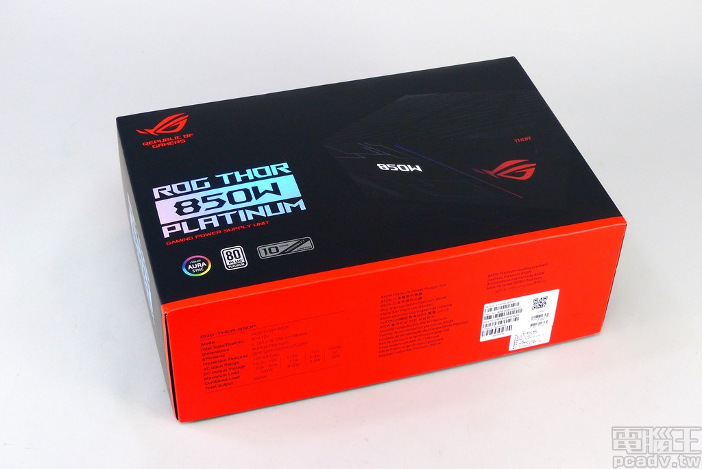 ROG Thor 850W 採用近期 ROG 系列產品一致的外盒設計風格，惟電源供應器本體與印刷底色均為黑色，玩家可得張大眼睛看清楚