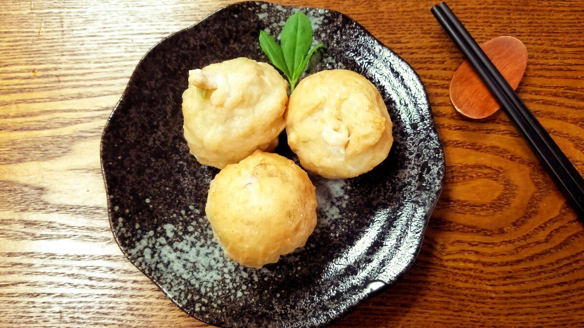 頂級手工干貝花枝丸 每顆丸子皆有完整干貝 無添加防腐劑、漂白劑，純手工製作 方便料理，可煮、可蒸、可炸、可烤 丸子皆已預炸過，煮湯較不易軟爛