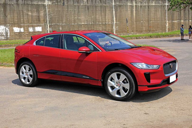 車側線條相當流線且運動化，雖然定位在跑車SUV，但車型以類Coupé的方式呈現。（圖／王永泰攝）