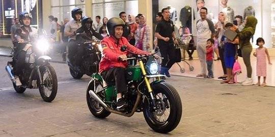 Image result for Presiden Joko Widodo Liburan Natal, Datang Ke Mall Naik Motor Custom