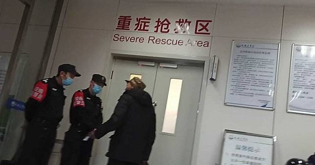 女醫遭病患家屬割喉！「氣管全斷」血流到凝固慘死　同事蹲地痛哭