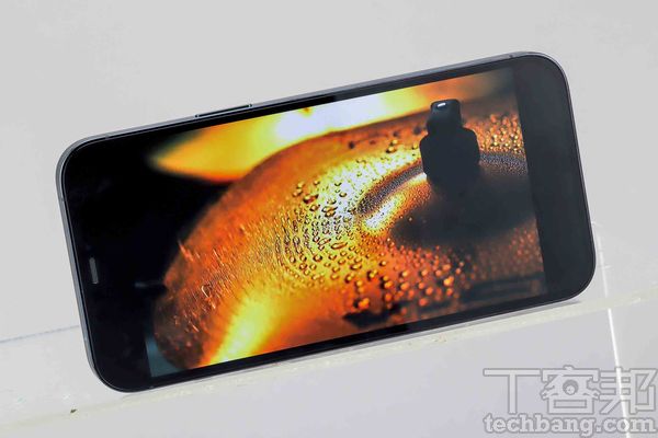 iPhone 12全系列都是Retina XDR螢幕，支援杜比視界、HDR 10、HLG顯示規格，很適合拿來瀏覽Apple TV+上的HDR影片。