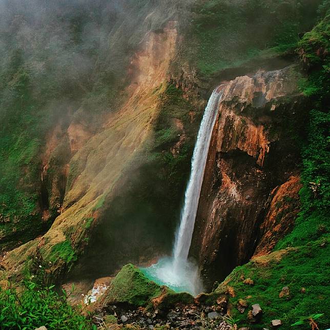 10 Air Terjun Indonesia yang Kekinian, Murah, dan Instagramable