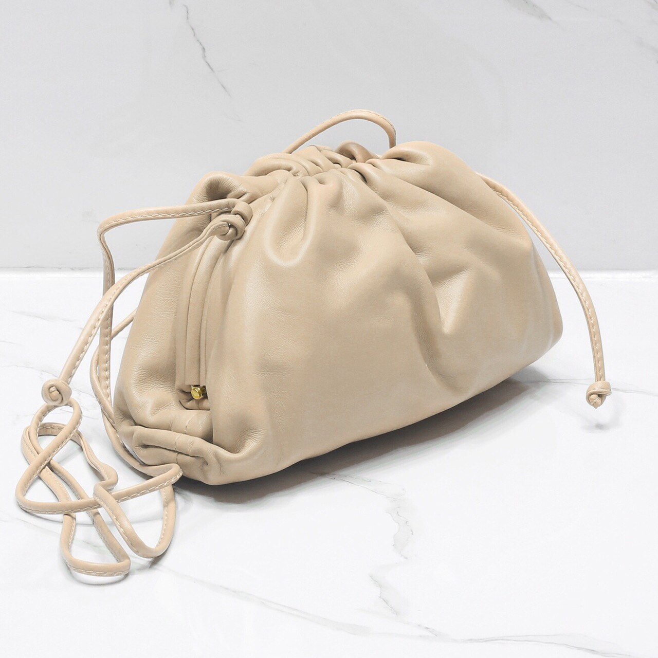 BOTTEGA VENETA 裸色雲朵單肩斜挎包 尺寸22513cm $39800/個