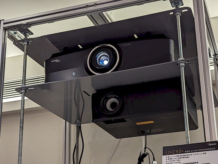 上方為年度旗艦新機 UHC63LV，下方也是今年才推出的智慧型雷射家庭劇院投影機 UHZ50+。