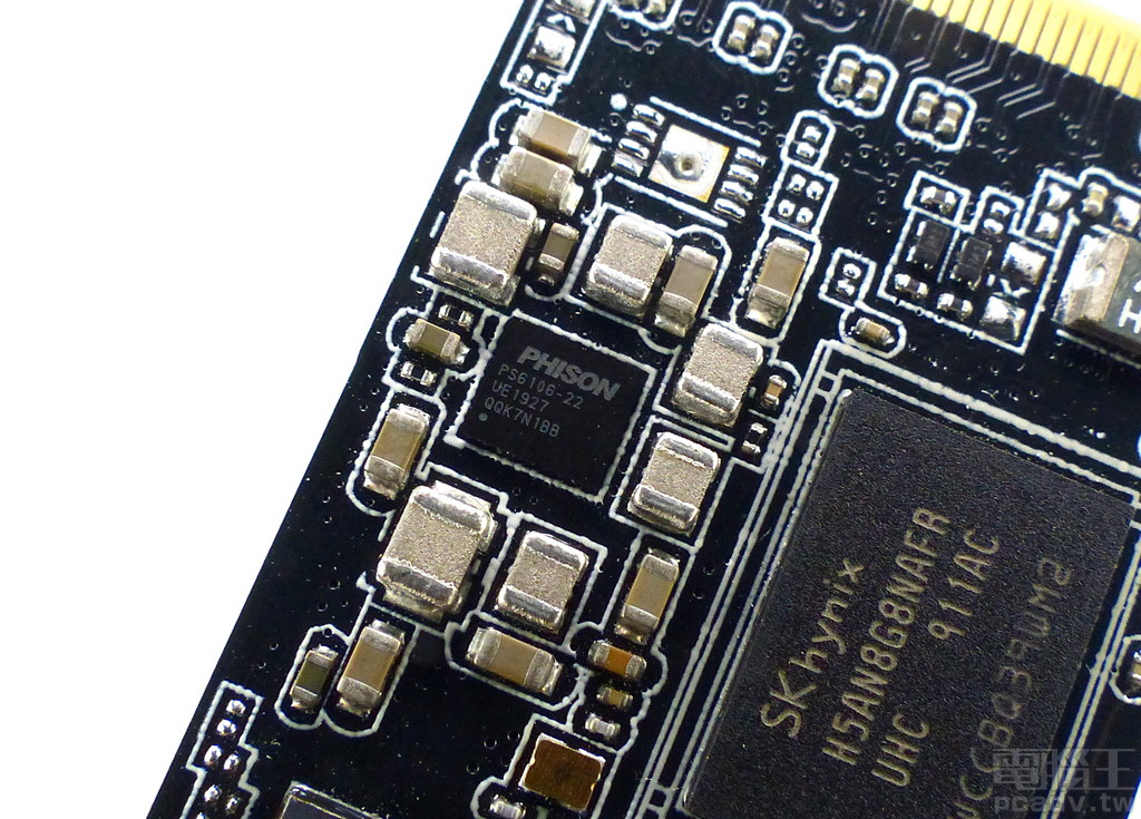 整合式電源管理與轉換晶片，印製 PHISON PS6102-22 字樣，直接揭露 FireCuda 520 和 Phison 關係密切。