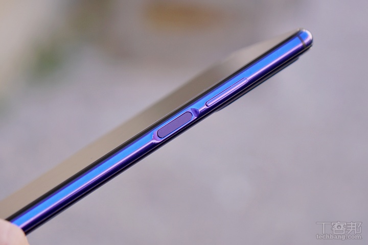 機身右側上為音量鍵，中間為電源鍵兼指紋辨識器。