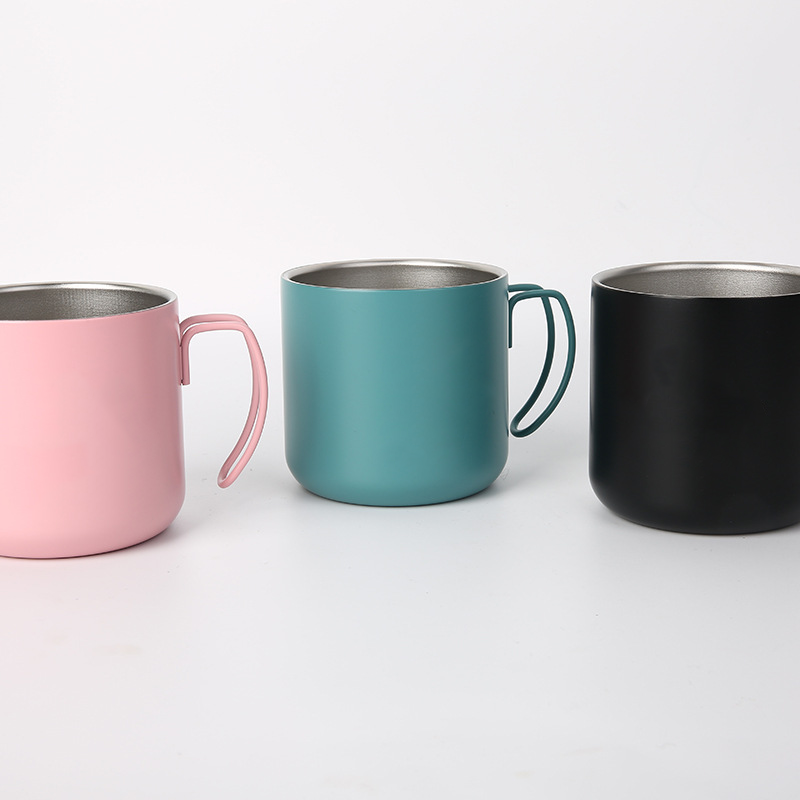 商品特色 雙層真空設計有效隔熱不燙手 韓系握把設計與烤漆突顯個人風格品味 營業'自用皆宜 商品規格 真空不銹鋼咖啡杯 材質304不鏽鋼 容量350ml 尺寸約8cm*11cm*8cm 重量約135g