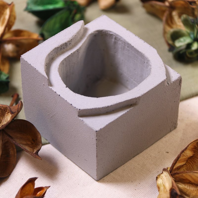 作品名稱: 剛剛好的日子_關於自己_了解 | 水泥盆器 功能: 盆器/花盆 尺寸：6±0.2cm(長), 6±0.2cm(寬), 5±0.2cm(高) (一寸盆植栽皆可直接入住)