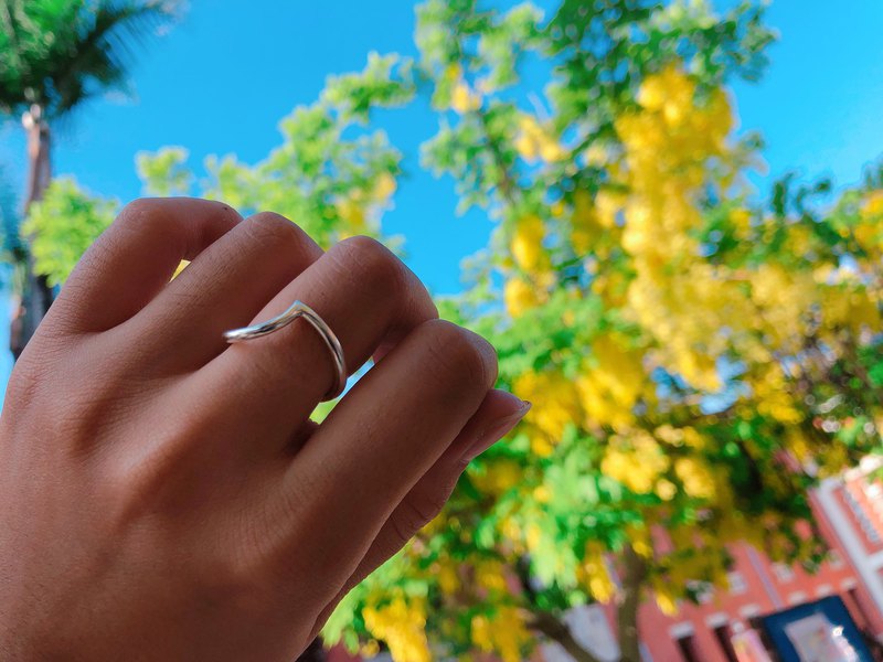 不對稱的簡約質感，利用錯視表現愛心，透露著不凡的氣質。 而你，值得擁有那與眾不同。