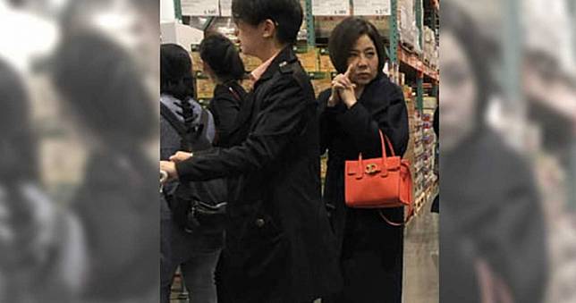 于美人血拚　拎包打選戰