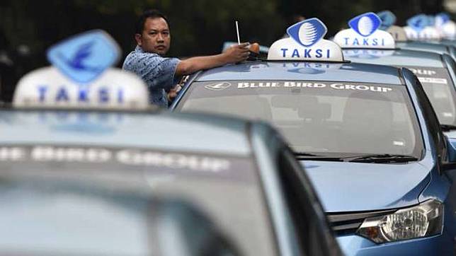 Armada Taksi Blue Bird. Ilustrasi