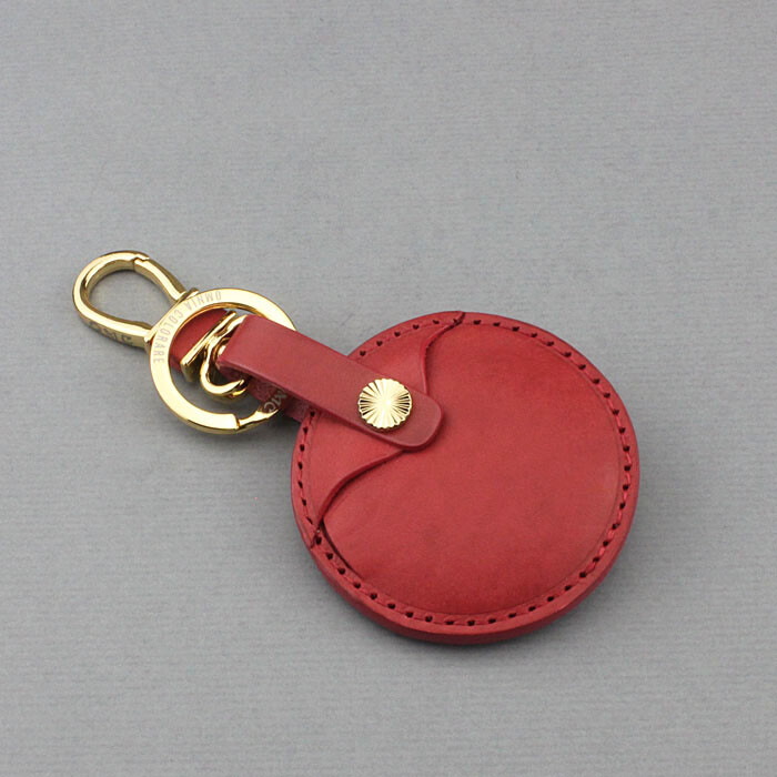 採用義大利植鞣皮革製作 搭配鋅合金跟銅材質五金 背面採用雙層皮革製作