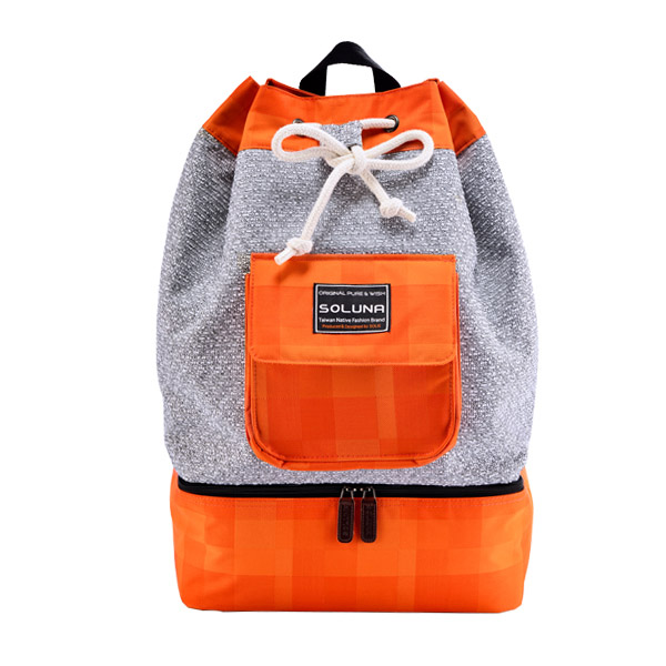 防撥水機能性布料多層次背法設計，後背側背隨你而行超大內容量能放入A4大小的書冊外還想放入一顆籃球都沒問題！