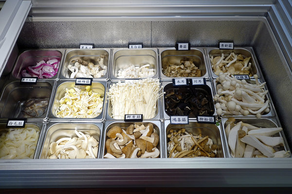 台北聚餐火鍋吃到飽-嗨蝦蝦百匯鍋物吃到飽，罐裝啤酒喝到飽，單點級水準火鍋吃到飽，頂級和牛、生蠔、盒裝冰品吃到飽