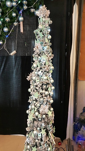 ●樹是2節式，需要組裝nn●6呎空樹(樹本身含雪花)nn●材質：塑膠