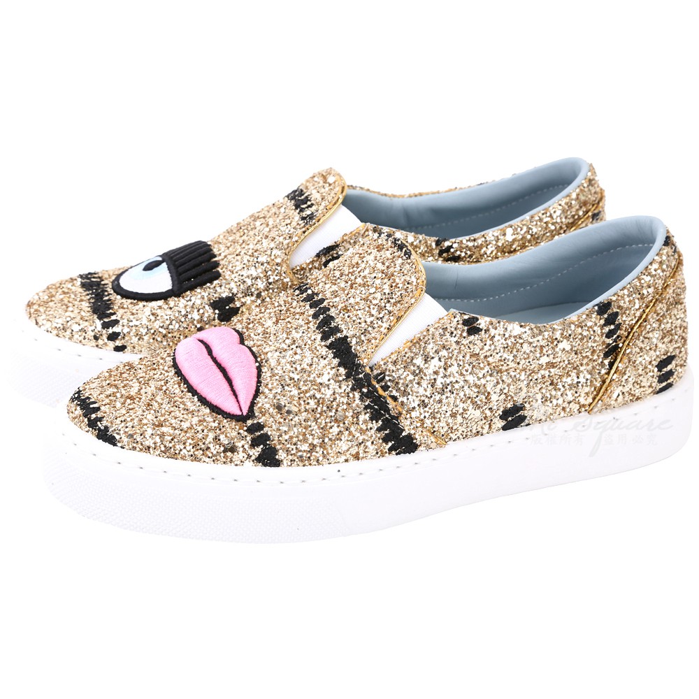 眨眼圖案洋溢著逗趣幽默感，巧妙以休閒感十足呼應無拘束的個人特質，具備潮流基因，更具吸睛魅力。商品品牌：Chiara Ferragni主要顏色：金色主要材質：亮片、亮粉參考尺寸：38號 鞋內長約24公分