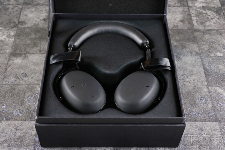 本體以黑色皮革耳罩材質搭配金屬表面處理的構造，重量落在 280 公克，相當輕巧。